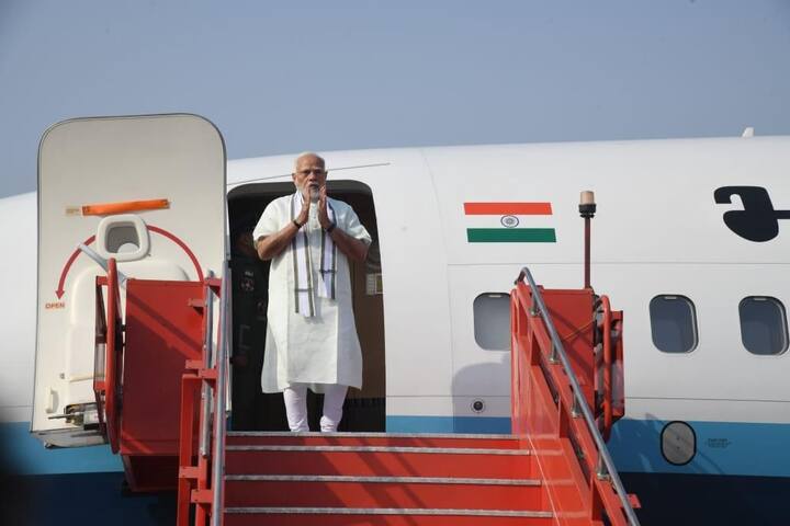 दरम्यान, नागपुरातील हिंसाचारच्या घटनेनंतर पंतप्रधान नरेंद्र मोदींचा आज नागपूर दौरा होत आहे. परिणामी प्रशासनाने शहरात चोख बंदोबस्त तैनात करत जोरदार तयारी केली आहे.  अशातच शहरात गुढीपाडव्याच्या निमित्ताने पंतप्रधानांचा स्वागत करणारे होर्डिंग नागपूर शहर आणि ग्रामीण भाजपकडून मोठ्या प्रमाणावर लावण्यात आले आहे. त्यापैकी बहुतांशी होर्डिंग वर 'एक है तो सेफ है' ही घोषणा दिसून येत असून या बॅनर्सची सर्वत्र एकच चर्चा सुरू आहे.