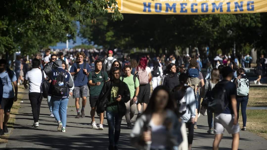 F-1 Visa : 'स्वतः देश सोडा, नाहीतर...', F-1 व्हिसावर शिकणाऱ्या अमेरिकेत शिकणाऱ्या शेकडो विद्यार्थ्यांना धडकी भरवणारा ईमेल Hundreds of foreign students studying in the United States have received emails asking them to leave the country on their own F-1 Visa : 'स्वतः देश सोडा, नाहीतर...', F-1 व्हिसावर शिकणाऱ्या अमेरिकेत शिकणाऱ्या शेकडो विद्यार्थ्यांना धडकी भरवणारा ईमेल