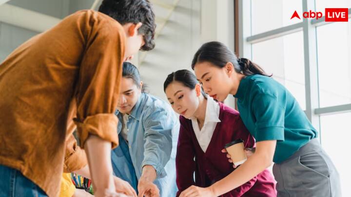 चीन में कई सारी टेक कंपनियां और व्यवसाय के अवसर हैं. वहां थोक के भाव में कॉर्पोरेट पार्क हैं. दुनिया के बाजार के एक बड़े हिस्से पर चीन का कब्जा है.