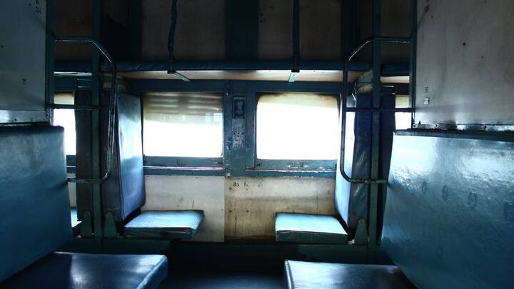 ट्रेन में अगर रिजर्वेशन करवाते हैं. तो आपको ट्रेन के एसी और स्लीपर कोच में सीट मिलती है. लेकिन क्या आपको पता है अगर आप समय से अपनी सीट पर नहीं पहुंचे तो आपकी सीट छिन जाती है.