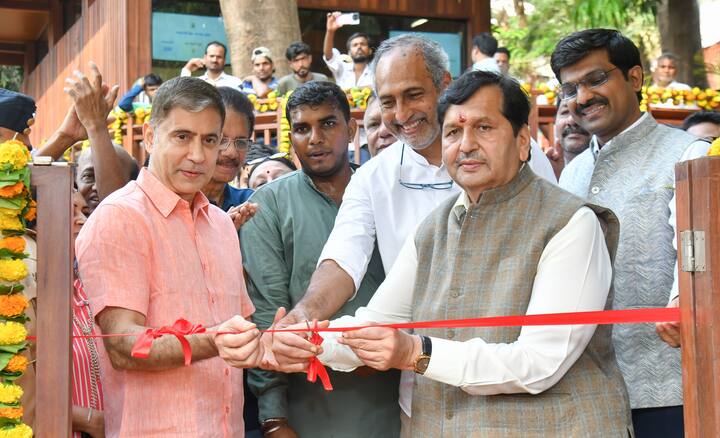 मुंबई का पहला एलिवेटेड फॉरेस्ट वॉकवे (Elevated Forest Walkway) आज रविवार (30 मार्च) को पर्यटकों और मुंबईवासियों के लिए खोल दिया जाएगा. प्रकृति के बीच बने इस टूरिस्ट स्पॉट का एंट्री पॉइंट दक्षिण मुंबई के कमला नेहरू पार्क से है. यहां आपको मालाबार हिल के जंगलों से होते हुए आखिर में गिरगांव चौपाटी से सटे अरब सागर का सुन्दर व्यू देखने मिलेगा.