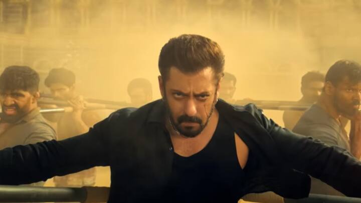 Salman Khan Slapped Subhash Ghai: ਸਲਮਾਨ ਖਾਨ ਨੇ ਇੱਕ ਵਾਰ ਇੱਕ ਪਾਰਟੀ ਦੌਰਾਨ ਫਿਲਮ ਨਿਰਦੇਸ਼ਕ ਸੁਭਾਸ਼ ਘਈ ਨੂੰ ਥੱਪੜ ਮਾਰਿਆ ਸੀ, ਜਿਸ ਲਈ ਉਨ੍ਹਾਂ ਨੇ ਬਾਅਦ ਵਿੱਚ ਨਿਰਦੇਸ਼ਕ ਤੋਂ ਮੁਆਫੀ ਮੰਗੀ।