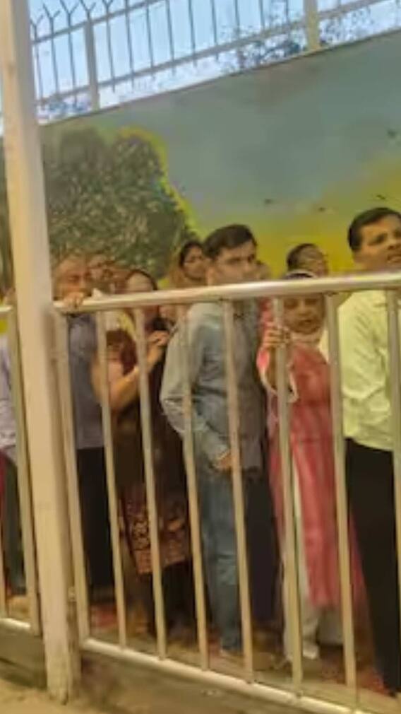 झंडेवालान मंदिर में नवरात्रि के पहले दिन भक्तों की उमड़ी भीड़, जानें शैलपुत्री पूजा की विधि