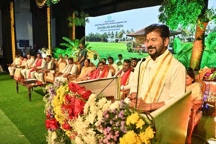 సంక్షేమం, అభివృద్ధి సమపాళ్లల్లో ఉండాలని.. ఉద్యోగ, ఉపాధి అవకాశాలు అందరికీ లభించాలని తెలంగాణ ముఖ్యమంత్రి రేవంత్ రెడ్డి ఆకాంక్షించారు. రాష్ట్ర ప్రజలకు విశ్వావసు నామ సంవత్సర శుభాకాంక్షలు తెలిపారు.