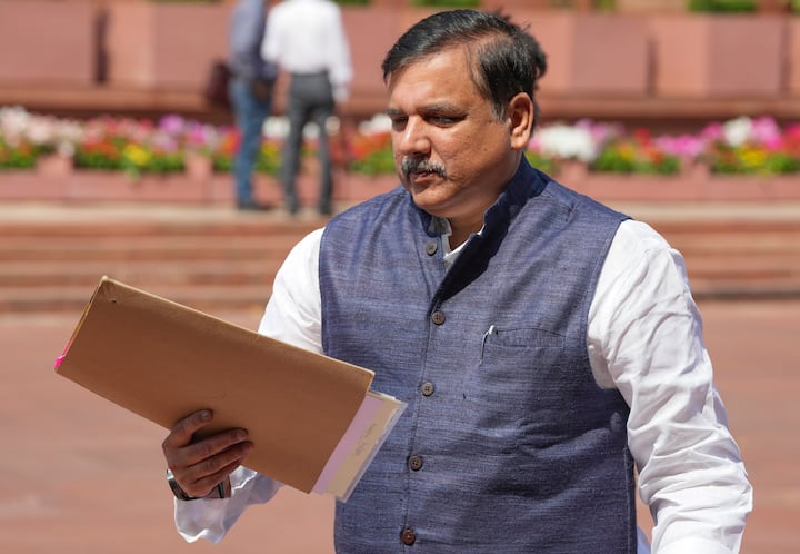 इसके आगे उन्होंने कहा कि बिल में ये लिखा है कि अगर एक व्यक्ति पांच सालों तक प्रैक्टिसिंग मुस्लिम रहेगा तभी वो मस्जिद या मदरसे के लिए दान कर सकता है. दुनिया का कोई एक कानून बताइए जिसमें ये लिखा हो कि दान करने के लिए धार्मिक रीतियों का पालन करना आवश्यक है. नास्तिक व्यक्ति भी दान कर सकता है. जो किसी धर्म को नहीं मानता. आपने ऐसा कानून बनाकर रखा है? (फाइल फोटो)