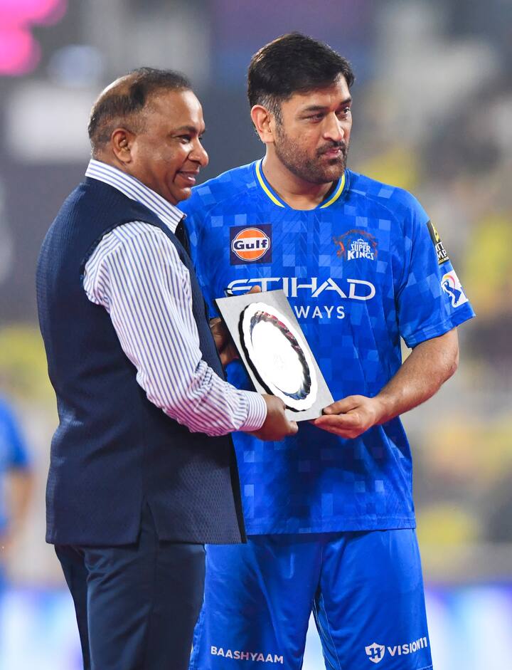 राजस्थान रॉयल्स विरुद्ध चेन्नई सुपर किंग्ज सामन्यापूर्वी एमएस धोनीला एक खास मोमेंटो देऊन सन्मानित करण्यात आले.