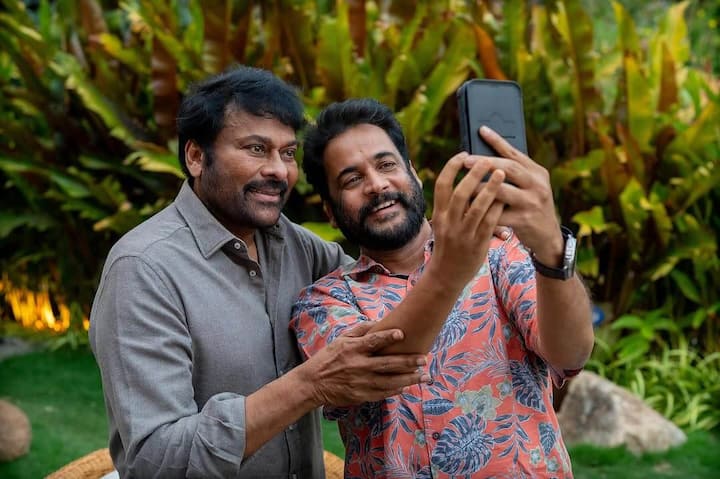 నటుడు శివాజీని మెగాస్టార్ చిరంజీవి సత్కరించారు. ఈ సందర్భంగా శివాజీ ఆయనతో సెల్ఫీలు దిగారు. కోర్ట్ మూవీ చూసిన మెగాస్టార్ శివాజీని తన నివాసానికి పిలిపించుకుని ప్రత్యేకంగా అభినందించారు.