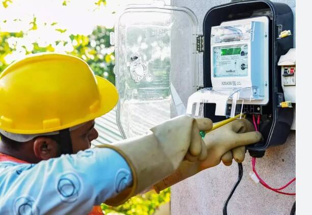 ਇਨ੍ਹਾਂ ਵਿੱਚੋਂ, ਵਿਭਾਗ ਨੇ 18,694 ਖਪਤਕਾਰਾਂ ਨੂੰ ਬਿਜਲੀ ਕੁਨੈਕਸ਼ਨ ਜਾਰੀ ਕੀਤੇ ਹਨ, ਜਦੋਂ ਕਿ 2221 ਬਿਨੈਕਾਰਾਂ ਦੇ ਘਰਾਂ ਅਤੇ ਵਪਾਰਕ ਅਦਾਰਿਆਂ ਵਿੱਚ ਬਿਜਲੀ ਮੀਟਰ ਲਗਾਉਣ ਦਾ ਕੰਮ ਪ੍ਰਗਤੀ ਅਧੀਨ ਹੈ।