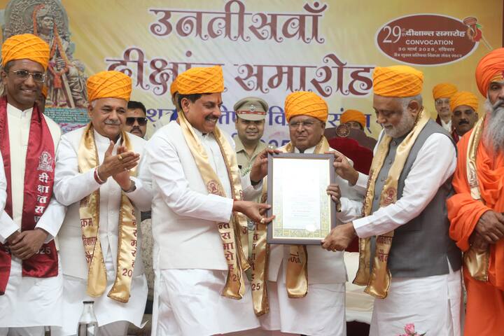 मध्य प्रदेश के राज्यपाल ने मुख्यमंत्री मोहन यादव को डी.लिट. की मानद उपाधि से सम्मानित किया. इसपर राज्यपाल ने मजाक के लहजे में सीएम से कहा, 