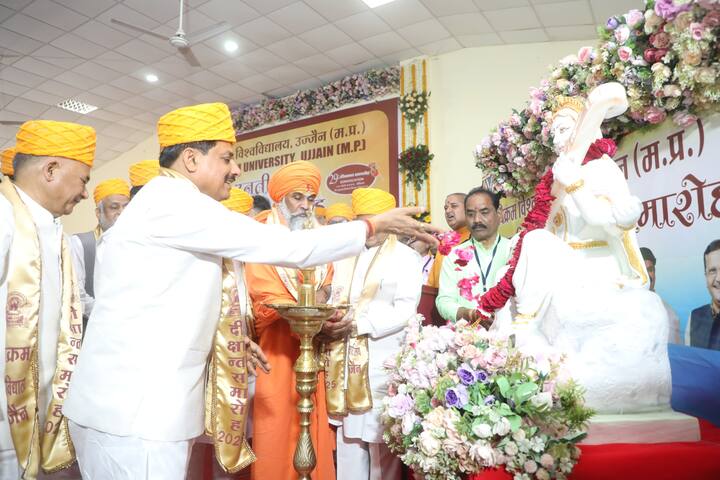 गौरतलब है कि विक्रम संवत् 2082 के अवसर पर विश्वविद्यालय में 29वां दीक्षांत समारोह आयोजित किया गया. इस मौके पर राज्यपाल मंगूभाई पटेल और सीएम मोहन यादव मौजूद रहे.