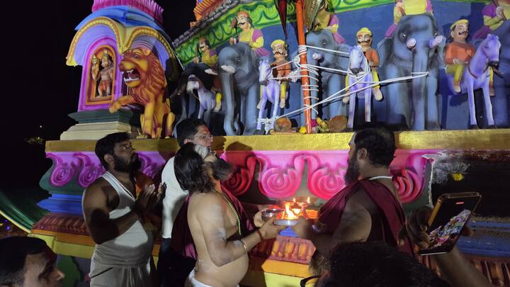 दरम्यान पुढच्या वर्षीची गुढी ही मंदीराच्या शिखरावर उभी राहु दे अशी प्रार्थना गुढी समोर महंतानी केलीय.