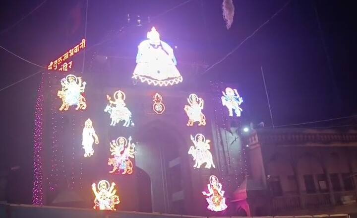 नववर्षाची महाराष्ट्रातील पहिली गुढी कुलस्वामिनी आई तुळजाभवानी मातेच्या कळसावर उभारण्यात आली. विधिवत पुजाकरत देवीच्या महंत, पुजाऱ्यानी गुढी उभारली.