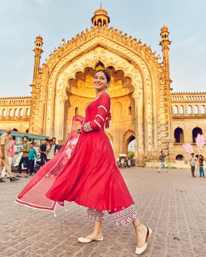 अनन्या पांडे – एक्ट्रेस अनन्या पांडे का ये अनारकली सूट भी आप नवरात्रि के दिनों में ट्राई कर सकते हैं. जो सुंदर लगने के साथ-साथ आपको कम्फी फील भी देगा.