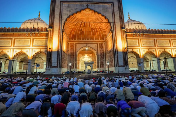 दिल्ली में रविवार (30 मार्च) को रमजान के आखिरी रोजे पर जामा मस्जिद में मुस्लिम धर्मावलंबियों की भारी भीड़ उमड़ पड़ी.