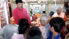 IN Pics: चैत्र नवरात्रि उत्सव का आज पहला दिन, मंदिरों में लगा श्रद्धालुओं का तांता, देखें- तस्वीरें