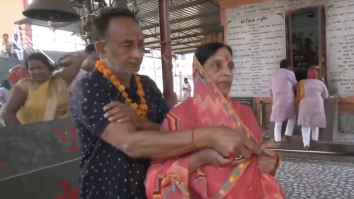 अयोध्या के बड़ी देवकाली देवी मंदिर में श्रद्धालुओं ने मां की पूजा-अर्चना की