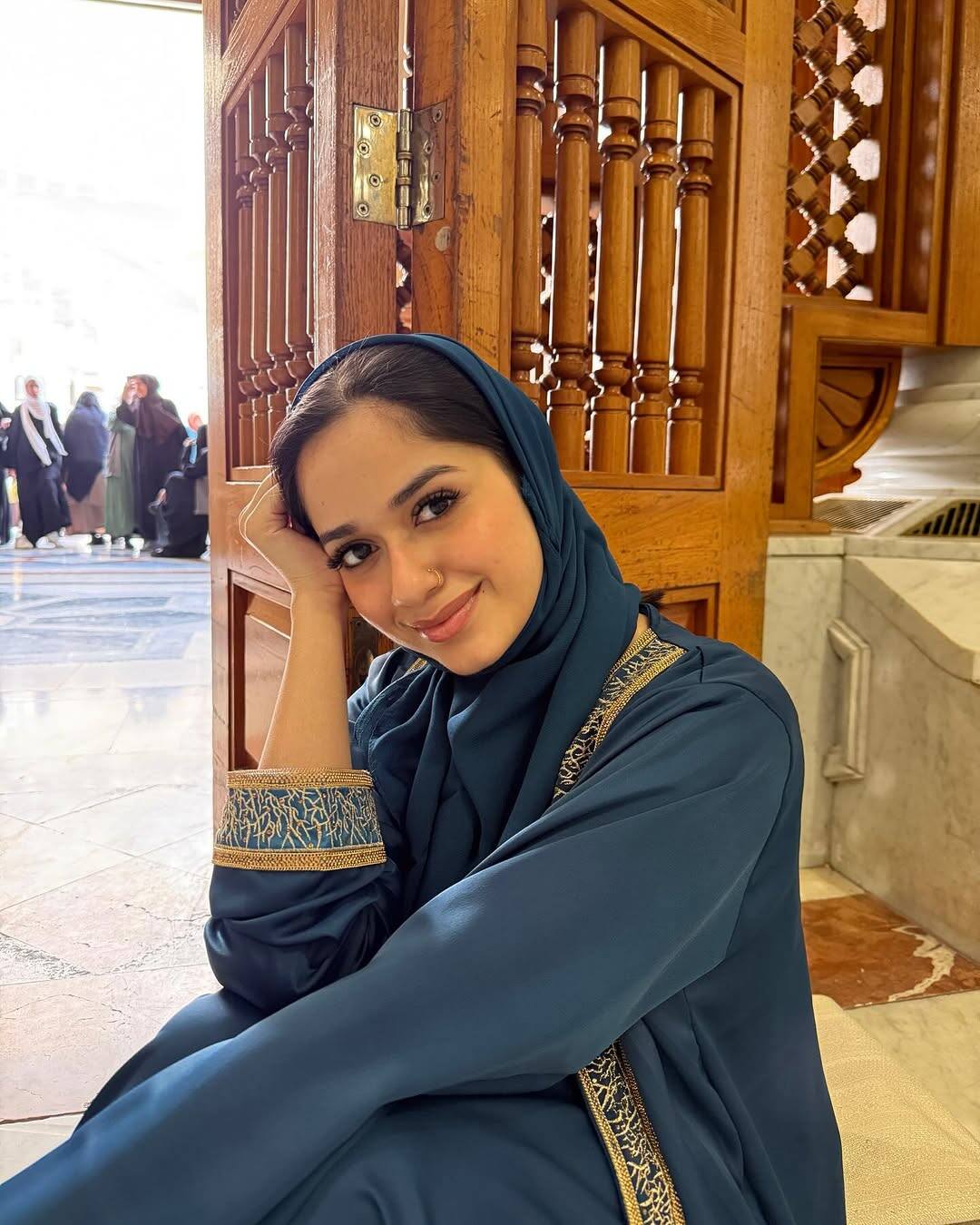 Jannat has completed her Eid look by applying extremely light makeup and mascara in her eyes. Everyone is seen praising the actress after seeing the pictures.