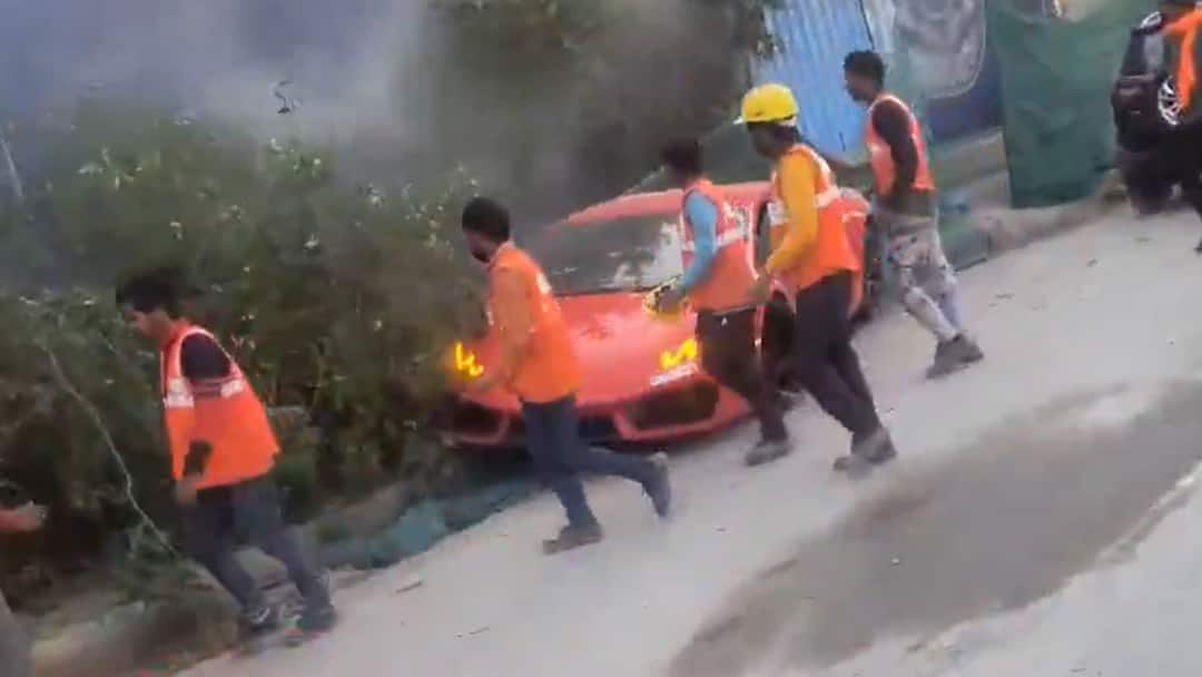 नोएडा में लेम्बोर्गिनी ने मजदूरों को रौंदा, दो श्रमिकों के पैर की हड्डी टूटी, देखें वीडियो Noida Road Accident Lamborghini hits two workers Police Arrested Driver ann नोएडा में लेम्बोर्गिनी ने मजदूरों को रौंदा, दो श्रमिकों के पैर की हड्डी टूटी, देखें वीडियो