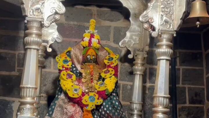 देवीच्या विधिवत पुजा आज पार पडल्या. देवीला गुढी पाडव्याला खास साखरेचा हार ही घालण्यात आला.
