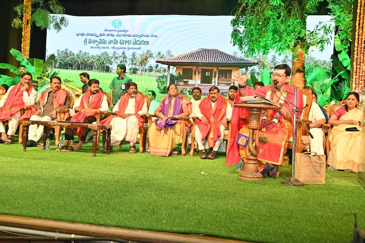 రవీంద్రభారతిలో నిర్వహించిన ఉగాధి వేడుకల్లో సీఎం రేవంత్ రెడ్డి పాల్గొని ప్రసంగించారు. భట్టి విక్రమార్క తెలంగాణ అసెంబ్లీలో ప్రవేశపెట్టిన బడ్జెట్ 2025 ఈ ఉగాది పచ్చడిలా షడ్రుచుల సమ్మిళితం అన్నారు. తెలంగాణ రైజింగ్-2050 ప్రణాళికతో దేశానికే తెలంగాణను ఆదర్శంగా నిలబెడతాం అన్నారు.