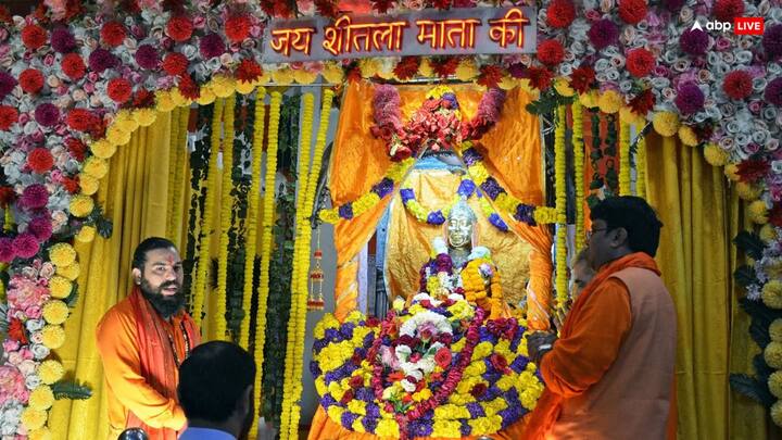 नवरात्र के पहले दिन माता के दरबार को पूरी तरह फूलों से सजाया गया है. माता के जयकारों से पूरा मंदिर प्रांगण गुंजा उठा है.
