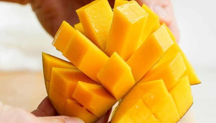 ઉનાળાની ઋતુમાં ત્વચા સંબંધિત સમસ્યાઓ ઘણી જોવા મળે છે. જો તમે પણ તમારી ત્વચાને સ્વસ્થ રાખવા માંગો છો, તો તમે તમારા આહારમાં કેરીનો સમાવેશ કરી શકો છો. કેરી ખાવાથી તમારી સ્કીન પર ટમક જોવા મળશે.