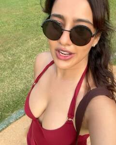 Neha Sharma Pics: દરિયા કિનારે મસ્તી કરતી જોવા મળી નેહા શર્મા, જુઓ સુંદર તસવીરો