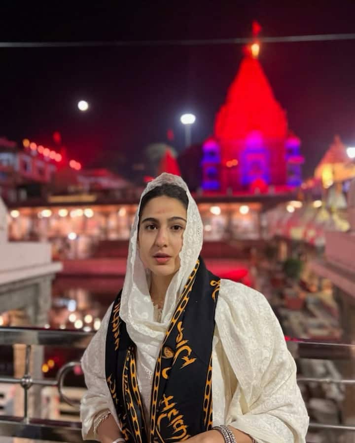 सारा अली खान – एक्टर सैफ अली खान की बेटी सारा अली खान का नाम भी इस लिस्ट में है. जिनकी मां अमृता सिंह हिंदू हैं. इसलिए वो हर त्योहार को धूमधाम से मनाती हैं.