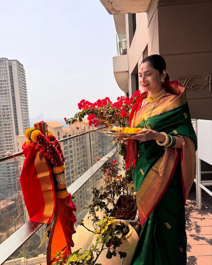 A red bindi, bold red lips, and a neatly tied bun adorned with a jasmine gajra completed her festive look.