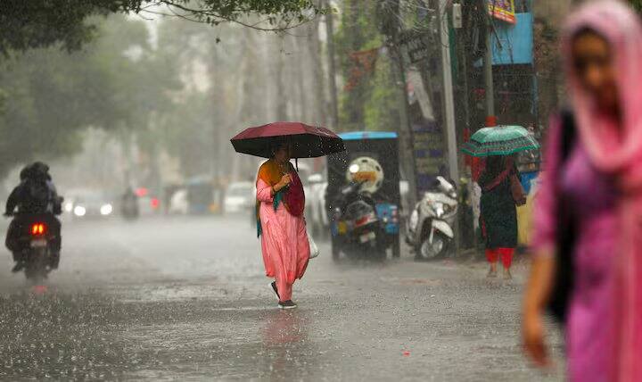 હવામાન વિભાગે ગંગાના પશ્ચિમ બંગાળમાં ૩૦ માર્ચ અને સૌરાષ્ટ્ર તથા કચ્છમાં ૩૦ અને ૩૧ માર્ચે હીટવેવની ચેતવણી પણ જારી કરી છે. આસામમાં ૩૦ માર્ચથી ૧ એપ્રિલ અને ત્રિપુરામાં ૩૦ માર્ચથી ૩ એપ્રિલ સુધી ગરમ અને ભેજવાળું હવામાન રહેવાની સંભાવના છે. તમિલનાડુ, પુડુચેરી અને આંધ્રપ્રદેશમાં પણ ૩૦ માર્ચથી ૩ એપ્રિલ સુધી ગરમી અને ભેજનું પ્રમાણ વધુ રહેશે.