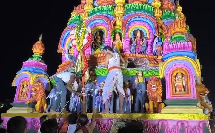 तुळजापूर मंदीरावर गूढी उभारण्यात आल्यानंतर तुळजापूर शहरात नागरीक गुढी उभी करतात.