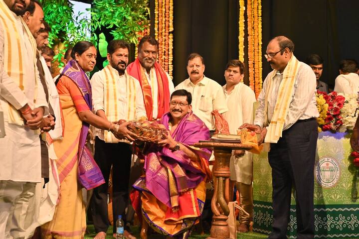 విద్య, వైద్య, ఉద్యోగ, ఉపాధి, సంక్షేమం అన్నిటికీ బడ్జెట్ లో నిధులు కేటాయించడంతో పాటు వ్యవసాయ అభివృద్ధికి, పేదలకు విద్య అందిచేందుకు బడ్జెట్ లో ప్రాధాన్యం ఇచ్చినట్లు రేవంత్ రెడ్డి పేర్కొన్నారు. తెలంగాణను అభివృద్ధి పథంలో నడిపించేందుకు కృషి చేస్తున్నామని చెప్పారు.