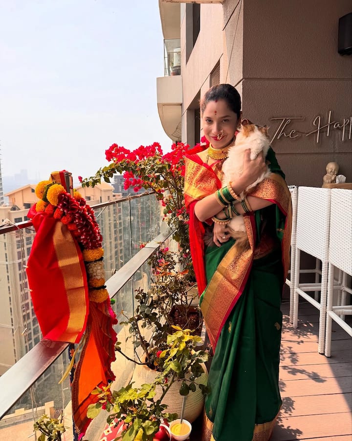 Ankita Lokhande is wearing a green and red color saree. With which the actress has carried gold jewelery. His look was being made.