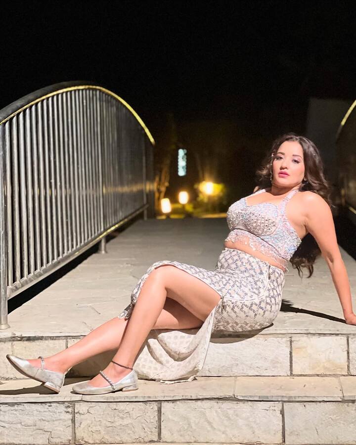 Monalisa shared these pictures on her Instagram account. In which the actress is giving more than one pose for the camera in the glamorous look.