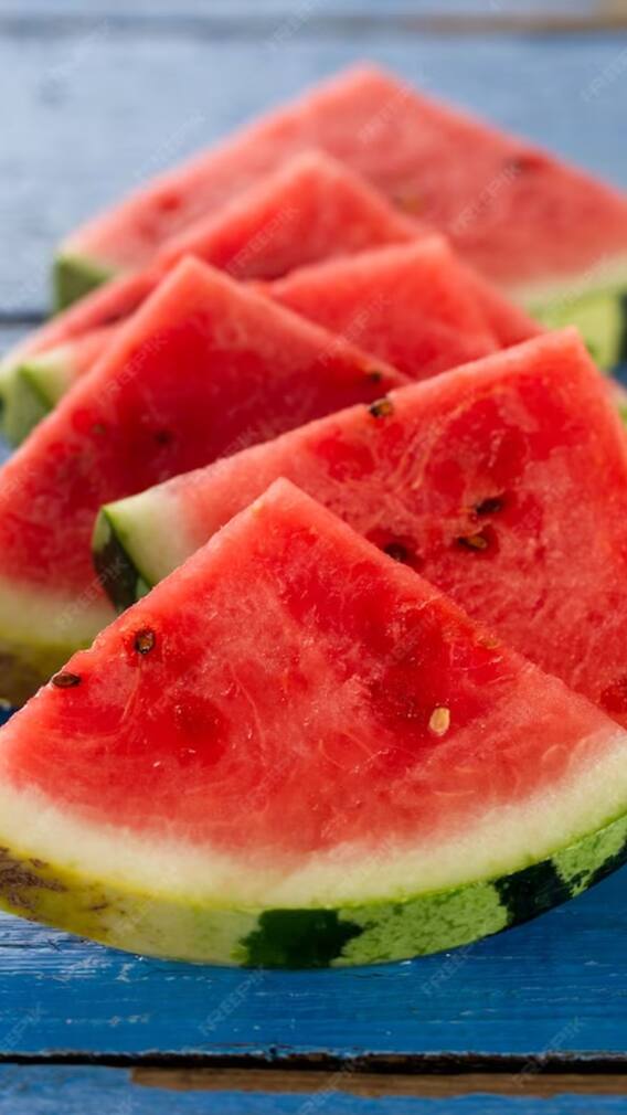 তরমুজ মিষ্টি কিনা এক ঝলকেই বুঝে যাবেন এভাবে