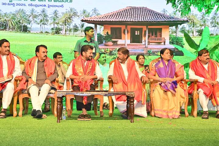 తెలంగాణ రైజింగ్ అంటూ దేశంలో తెలంగాణ ఒక వెలుగు వెలగాలి,  దేశానికే ఆదర్శంగా నిలవాలని సీఎం రేవంత్ రెడ్డి ఆకాంక్షించారు. దేశంలో కొత్త నగరాల నిర్మాణం జరగాలని.. అందులో భాగంగానే ఫ్యూచర్ సిటీ నిర్మాణానికి తెలంగాణ శ్రీకారం చుట్టినట్లు తెలిపారు. ఫ్యూచర్ సిటీ పెట్టుబడుల నగరంగా అభివృద్ధి చెందుతుందని ధీమా వ్యక్తం చేశారు. ఫుడ్ సెక్యూరిటీ యాక్ట్ ను తీసుకొచ్చి దేశంలోనే పేదలకు ఆకలి దూరం చేసేందుకు ఆనాడు కాంగ్రెస్ ప్రభుత్వం శ్రీకారం చుట్టింది. నేడు  పేదలకు సన్నబియ్యం అందించే పథకానికి ఉగాది రోజున తాము శ్రీకారం చుడుతున్నట్లు తెలిపారు.