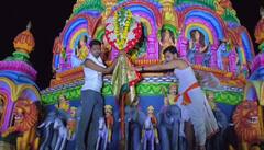 Gudhi Padwa 2025: आई तुळजाभवानी देवीच्या शीखरावर महाराष्ट्रातील पहिली गुढी उभारली, PHOTOS