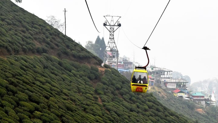 পশ্চিমাঞ্চলের জেলাগুলিতে পারদ চল্লিশ ছুঁতে পারে। মঙ্গলবার থেকে তাপমাত্রা কিছুটা কমার সম্ভাবনা। উত্তরবঙ্গের প্রায় সব জেলাতেই শুকনো আবহাওয়া। শুধু দার্জিলিং এবং উঁচু পার্বত্য এলাকায় সোমবার পর্যন্ত বৃষ্টি হওয়ার সম্ভাবনা রয়েছে। 