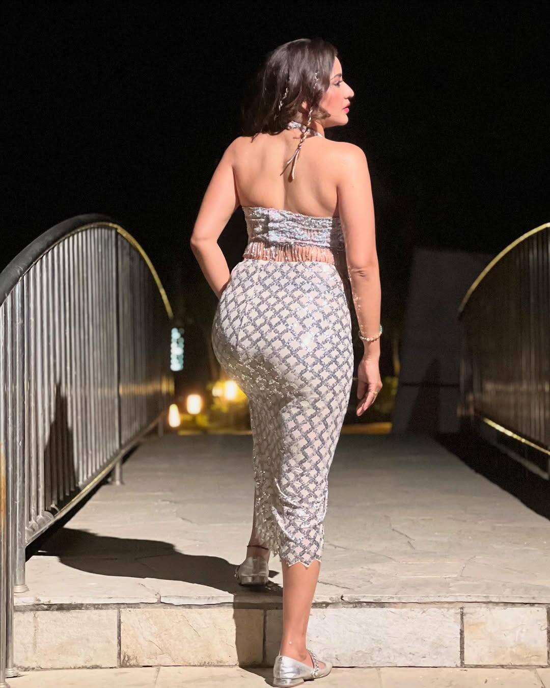 Sharing these pictures, Monalisa wrote in the caption that, 'These luxury vibes are ...' Thousands of likes have come on the pictures of the actress in a few hours.