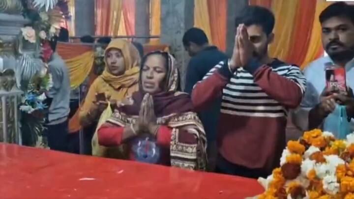 महाकाली मंदिर परिसर को खास तौर पर सजाया गया है और प्रशासन ने नवरात्रि के लिए व्यापक इंतजाम किए हैं. सुरक्षा व्यवस्था के लिए भी पुलिस कर्मियों को तैनात किया गया है.