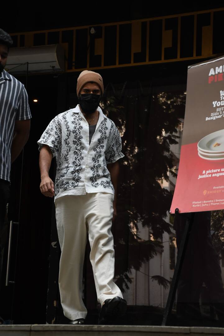 इस दौरा विजय देवरकोंडा मास्क से अपना चेहरा छुपाते हुए नजर आए. उन्होंने पैप्स से हैलो की लेकिन कोई पोज नहीं दिया.