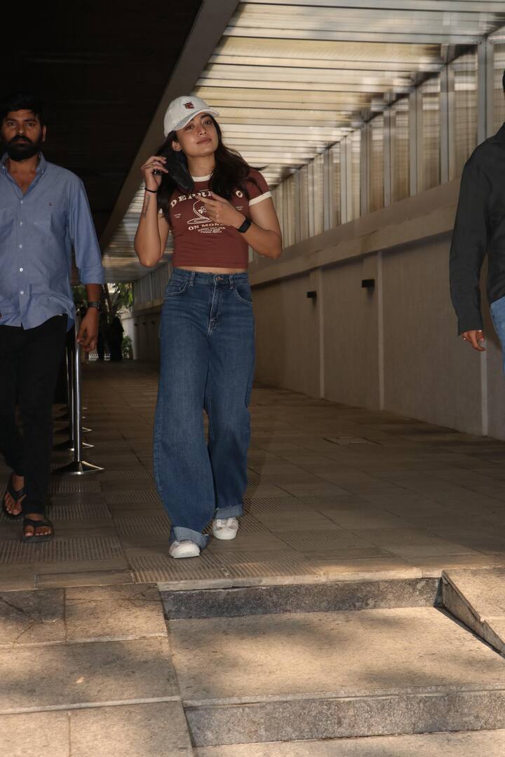 हालांकि दोनों ने एक साथ पैपराजी को एक भी पोज नहीं दिया. लेकिन रेस्टोरेंट से बाहर निकलते हुए ये पैप्स के कैमरा में कैद हो गए.