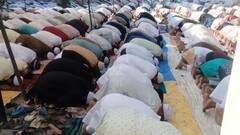 ईद-उल-फित्र की धूम, गोरखपुर में लोगों ने दुआ के साथ अदा की नमाज, गले मिलकर दी मुबारकबाद