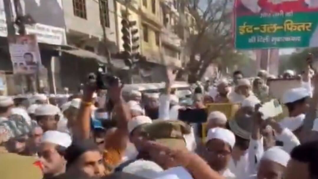 Brief Tension As People Stopped Outside UP Eidgahs Over Crowding Concerns. No Prayers At Srinagar's Eidgah Brief Tension In UP As People Stopped Outside Eidgahs Over Crowding Concerns. No Prayers At Srinagar's Eidgah Brief Tension As People Stopped Outside UP Eidgahs Over Crowding Concerns. No Prayers At Srinagar's Eidgah