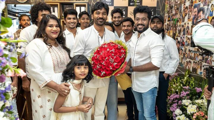 இந்த நிகழ்ச்சியில் நடிகர் தனுஷ் பங்கேற்றார்.