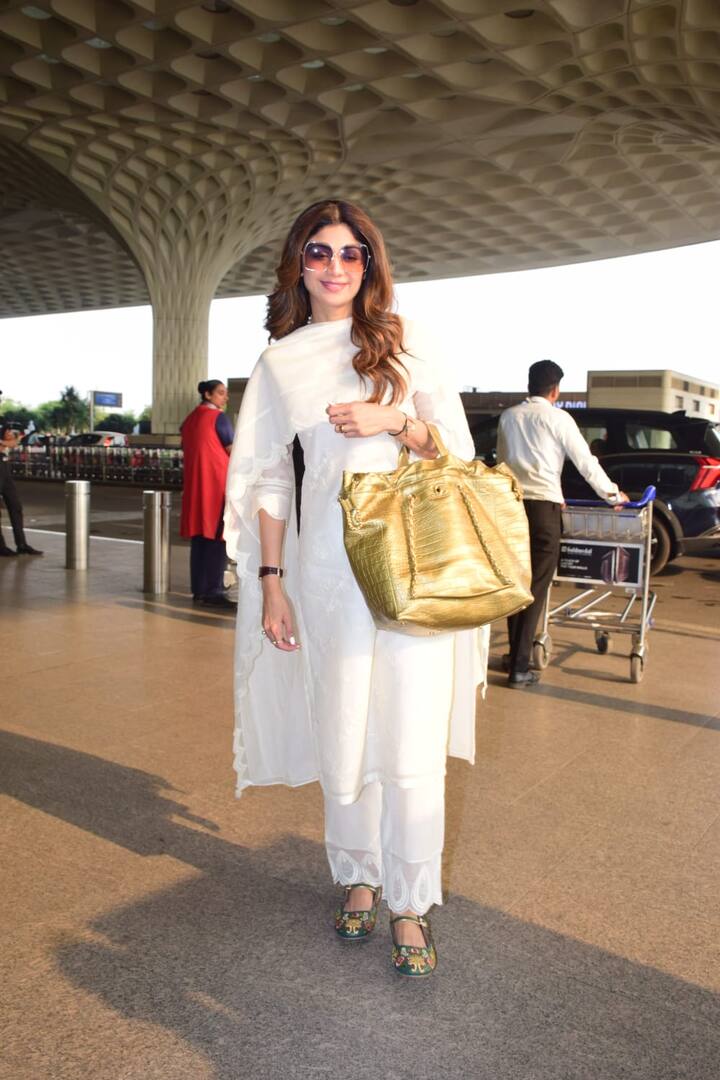 शिल्पा शेट्टी ट्रेडिशनल लुक में बला की खूबसूरत लगती हैं. शिल्पा भी आज एयरपोर्ट पर स्पॉट हुईं.