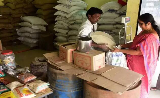 ਡਿਪੂ ਹੋਲਡਰਜ਼ ਐਸੋਸੀਏਸ਼ਨ ਨੇ ਦਾਅਵਾ ਕੀਤਾ ਹੈ ਕਿ ਜ਼ਿਆਦਾਤਰ ਬਜ਼ੁਰਗਾਂ ਦੇ ਉਂਗਲਾਂ ਦੇ ਨਿਸ਼ਾਨ ਜੋ ਇੱਕ ਨਿਸ਼ਚਿਤ ਉਮਰ ਪਾਰ ਕਰ ਚੁੱਕੇ ਹਨ ਅਤੇ ਜੋ ਹੱਥੀਂ ਕੰਮ ਕਰਦੇ ਹਨ, ਮਸ਼ੀਨਾਂ 'ਤੇ ਮੇਲ ਨਹੀਂ ਖਾ ਰਹੇ ਕਿਉਂਕਿ ਉਨ੍ਹਾਂ ਦੀਆਂ ਉਂਗਲਾਂ ਦੀਆਂ ਰੇਖਾਵਾਂ ਬਹੁਤ ਹੱਦ ਤੱਕ ਖਰਾਬ ਹੋ ਗਈਆਂ ਹਨ, ਜਦੋਂ ਕਿ 5 ਸਾਲ ਤੋਂ ਘੱਟ ਉਮਰ ਦੇ ਬੱਚਿਆਂ ਦੇ ਮਾਮਲੇ ਵਿੱਚ ਵੀ ਇਸੇ ਤਰ੍ਹਾਂ ਦੀਆਂ ਸਮੱਸਿਆਵਾਂ ਦਾ ਸਾਹਮਣਾ ਕਰਨਾ ਪੈ ਰਿਹਾ ਹੈ। ਉਨ੍ਹਾਂ ਕਿਹਾ ਕਿ ਅਜਿਹੀ ਸਥਿਤੀ ਵਿੱਚ ਜੇਕਰ ਉਕਤ ਪਰਿਵਾਰਾਂ ਦੇ ਨਾਮ ਜਾਂ ਰਾਸ਼ਨ ਕਾਰਡ ਰੱਦ ਕਰ ਦਿੱਤੇ ਜਾਂਦੇ ਹਨ, ਤਾਂ ਸਬੰਧਤ ਡਿਪੂਆਂ 'ਤੇ ਹਫੜਾ-ਦਫੜੀ ਹੋਣ ਦੀ ਸੰਭਾਵਨਾ ਹੈ ਕਿਉਂਕਿ ਪਰਿਵਾਰਾਂ ਦੇ ਲੋਕ ਆਪਣੇ ਬਜ਼ੁਰਗਾਂ ਅਤੇ ਬੱਚਿਆਂ ਦੇ ਉਂਗਲਾਂ ਦੇ ਨਿਸ਼ਾਨ ਮੇਲ ਨਾ ਖਾਣ ਕਾਰਨ ਡਿਪੂ ਹੋਲਡਰਾਂ 'ਤੇ ਗੁੱਸੇ ਵਿੱਚ ਭੜਕ ਰਹੇ ਹਨ।