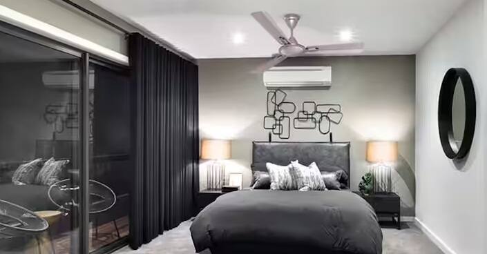 જ્યારે તમે તમારા રૂમમાં એસીનો ઉપયોગ કરી રહ્યા હોવ. તો તમારે તેની સાથે પંખો પણ ચલાવવો પડશે. જો તમે પંખો ચલાવ્યા વિના એસી ચલાવો છો તો એસી રૂમને ઠંડુ કરવામાં સમય લેશે. જો તમે AC ની સાથે પંખો પણ ચલાવો છો તો પંખો આખા રૂમમાં AC ની હવા ઝડપથી ફેલાવશે.