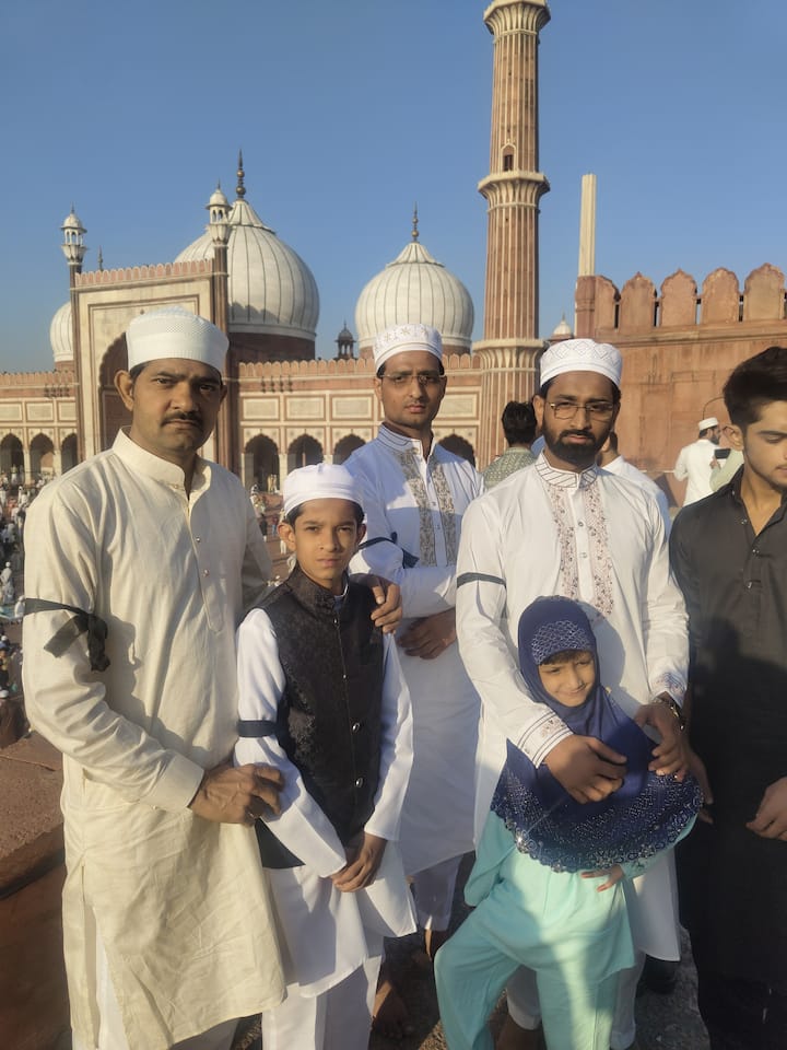Many Muslim organizations and religious leaders are demanding dialogue with the government regarding this bill. He argues that this amendment can weaken the autonomy of Waqf boards and endanger the safety of religious properties. Supporters of the Bill say that it aims to bring transparency and accountability in the management of Waqf properties. According to him, this step has been taken to ensure the safety of assets that are not being properly managed by the Waqf boards. However, the protesting communities believe that this bill can affect their religious freedom and property rights. What steps will be taken by the government and how the concerns of communities will be resolved about this bill will be seen. The period of debate and conversation on this issue is still going on, and its impact can be felt widely in the coming times.