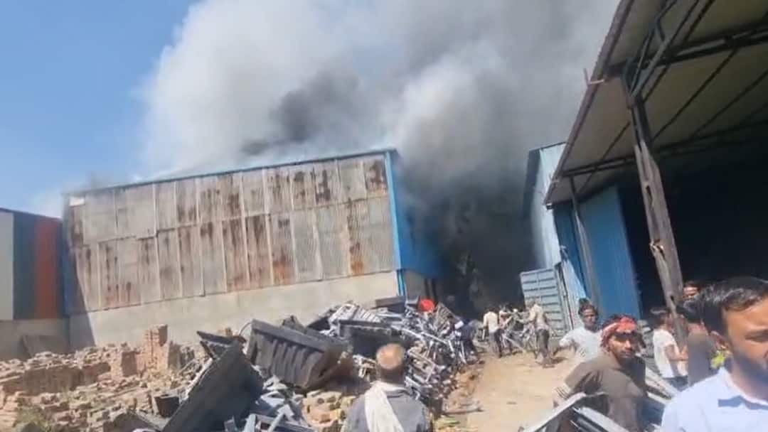 ग्रेटर नोएडा : कूलर बनाने वाली फैक्ट्री में भीषण आग से मचा हड़कंप, दमकल की 30 गाड़ियों मौके पर Greater Noida Massive fire breaks out in a cooler manufacturing factory ग्रेटर नोएडा : कूलर बनाने वाली फैक्ट्री में भीषण आग से मचा हड़कंप, दमकल की 30 गाड़ियों मौके पर